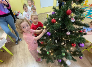 "Żabki" ubierają choinkę