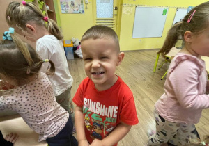 Chłopiec uśmiecha się