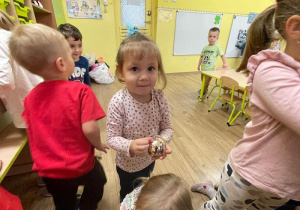 Dziewczynka z bombką