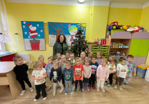 Dzieci przy ubranej choince