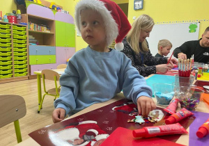 Chłopiec w czapce Mikołaja