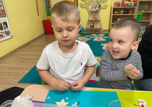 Chłopcy tworzą ozdoby