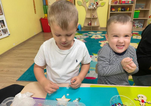 Chłopcy tworzą ozdoby