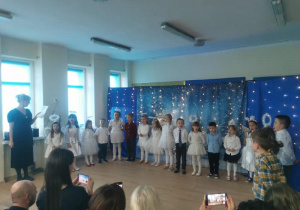 Dzieci śpiewają świąteczne piosenki