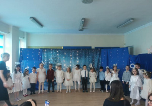 Dzieci śpiewają świąteczne piosenki