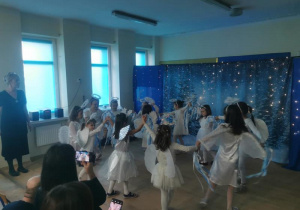 Dziewczynki w strojach aniołków tańczą