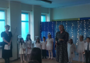 Pani Dyrektor wita dzieci