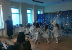 Dziewczynki w strojach aniołków tańczą