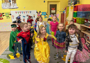 Dzieci w przebraniach karnawałowych