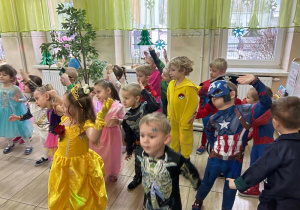 Dzieci tańczą w przebraniach karnawałowych