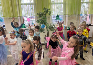 Dzieci tańczą w przebraniach karnawałowych