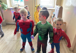 Chłopcy w strojach bohaterów