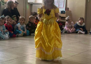 Dziewczyna przebrana za księżniczkę