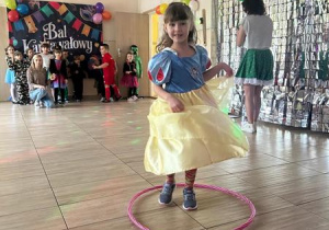 Dziewczyna przebrana za księżniczkę