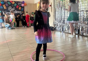 Dziewczynka w stroju karnawałowym