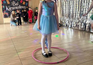 Dziewczynka w stroju karnawałowym