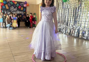 Dziewczynka w stroju karnawałowym