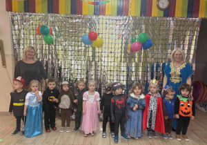 Dzieci w przebraniach karnawałowych