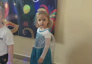 Dziewczynka w stroju karnawałowym