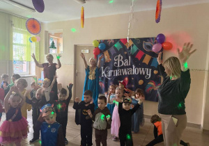 Dzieci tańczą wraz z Paniami