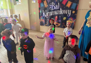 Dzieci tańczą w przebraniach karnawałowych