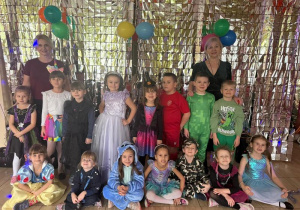 Dzieci w przebraniach karnawałowych