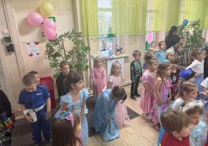 Dzieci tańczą w przebraniach karnawałowych