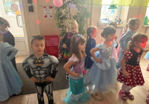 Dzieci tańczą w przebraniach karnawałowych