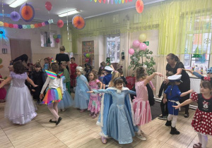 Dzieci tańczą w przebraniach karnawałowych