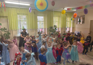 Dzieci tańczą w przebraniach karnawałowych