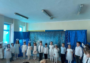 Dzieci podczas śpiewania piosenki