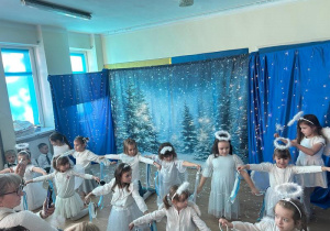 Dzieci tańczą dla Babć i Dziadków