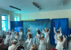 Dzieci tańczą dla Babć i Dziadków