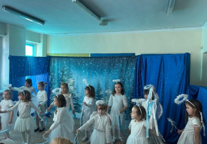 Dzieci tańczą dla Babć i Dziadków