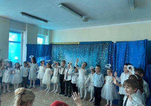 Dzieci tańczą dla Babć i Dziadków