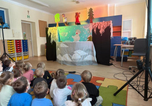 Dzieci oglądają przedstawienie