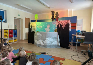 Dzieci oglądają przedstawienie