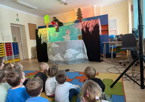 Dzieci oglądają przedstawienie