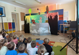 Dzieci oglądają przedstawienie