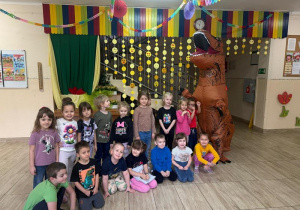 Wspólne zdjęcie z dinozaurem