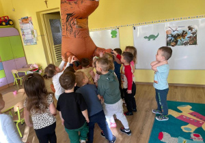 Odwiedziny dinozaura u "Żabek"