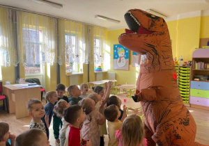 Odwiedziny dinozaura u "Żabek"
