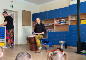 Pokaz gry na bębnie