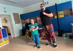 Chłopiec gra ba bębenku