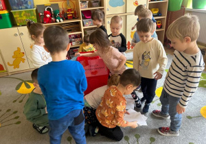 Dzieci otwierają walentynki