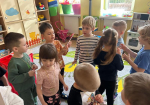 Dzieci otwierają walentynki