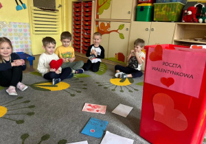 Dzieci otwierają walentynki
