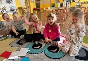 Dzieci otwierają walentynki