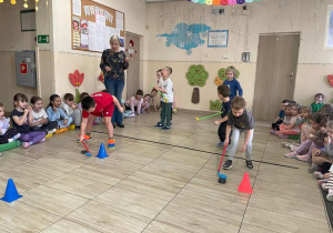 Dzieci podczas wyzywania z mini hokejem