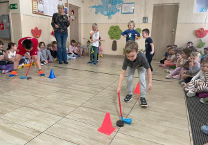 Dzieci podczas wyzywania z mini hokejem